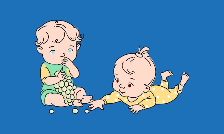 Zwei Kinder spielen mit Weintrauben