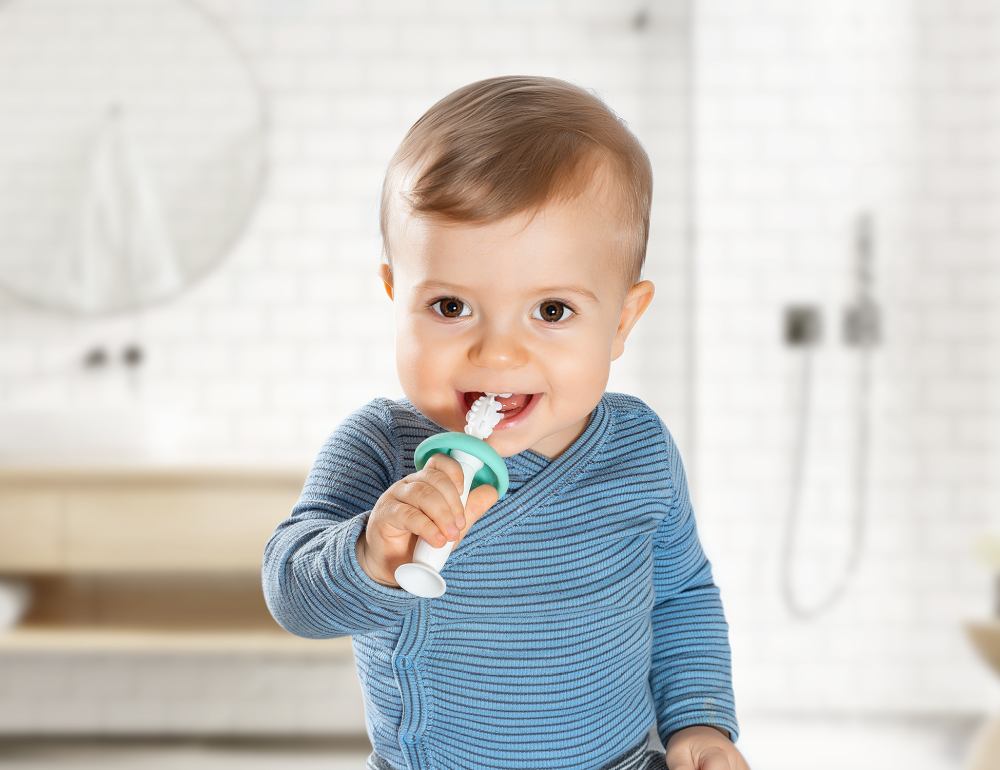 Kleinkind putzt sich die Zähne mit seiner ersten Zahnbürste