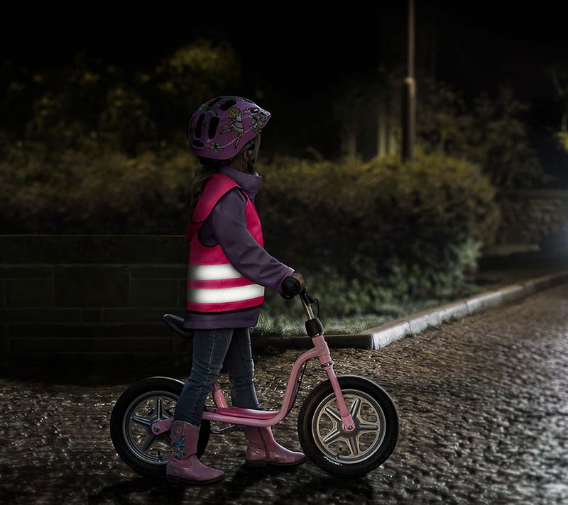 Mädchen trägt die MyBuddyGuard Sicherheitsweste in pink
