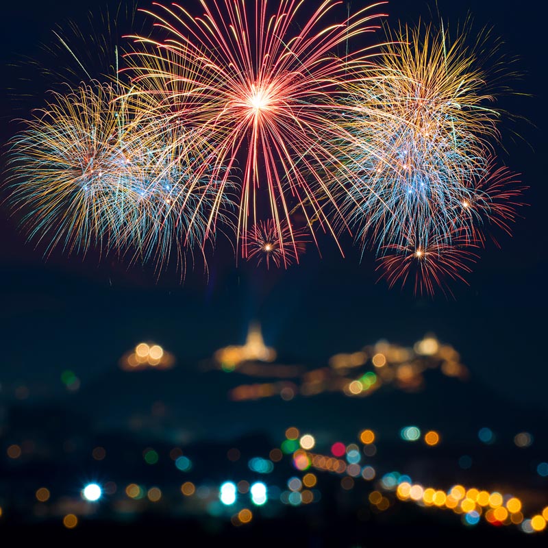 Stadt bei Nacht mit Feuerwerk am Himmel