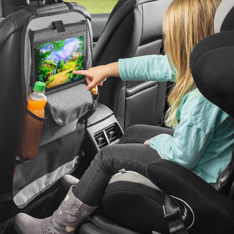 Kind guckt sich ein Video an, das Tablet ist im TravelKid Entertain Autorücksitz-Organizer