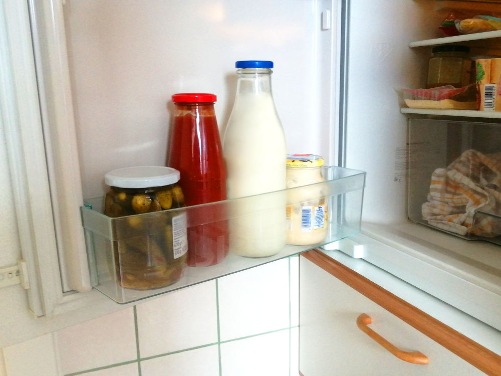 offener Kühlschrank mit Lebensmitteln