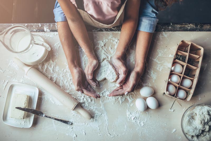 Gemeinsames Backen von Mutter und Kind