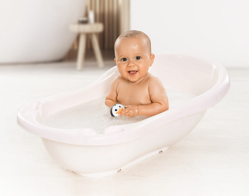 Das MyHappyPingu 2in1 digitales Badethermometer ist mit in der Kinderbadewanne dabei
