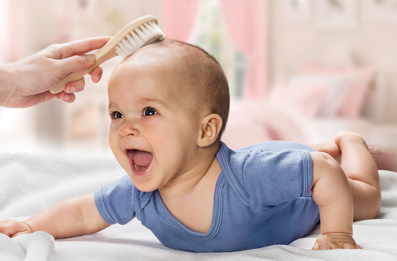 Kind wird mit der Naturhaarbürste gekämmt