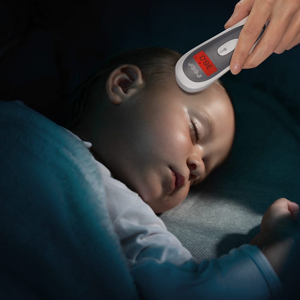 Bei dem Baby wird mit dem Colour SoftTemp 3in1 kontaktloses Infrarot-Thermometer Fieber gemessen