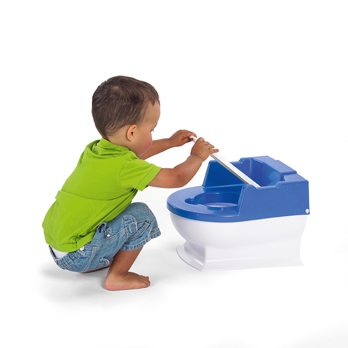 Kind spielt mit dem Klodeckel des Sitzfritz - Die Mini-Toilette zum Großwerden