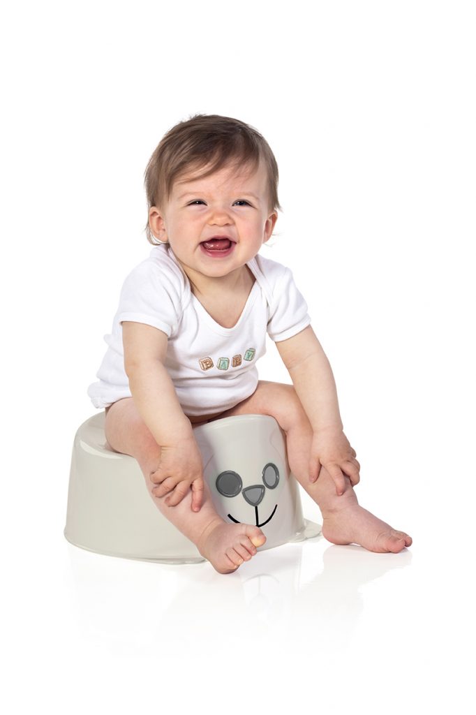 Kind sitzt auf dem Babytopf "Der Pott" perlmutt-cremeweiß
