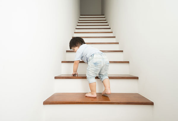 Kind klettert die Treppenstufen hinauf