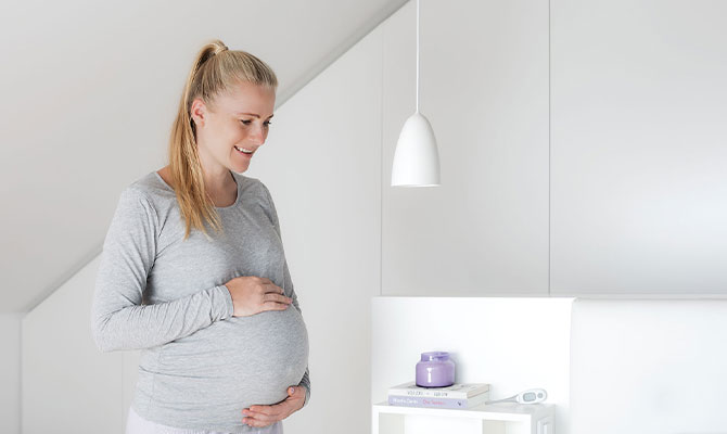 Schwangere Frau freut sich auf Ihren anstehenden Entbindungstermin