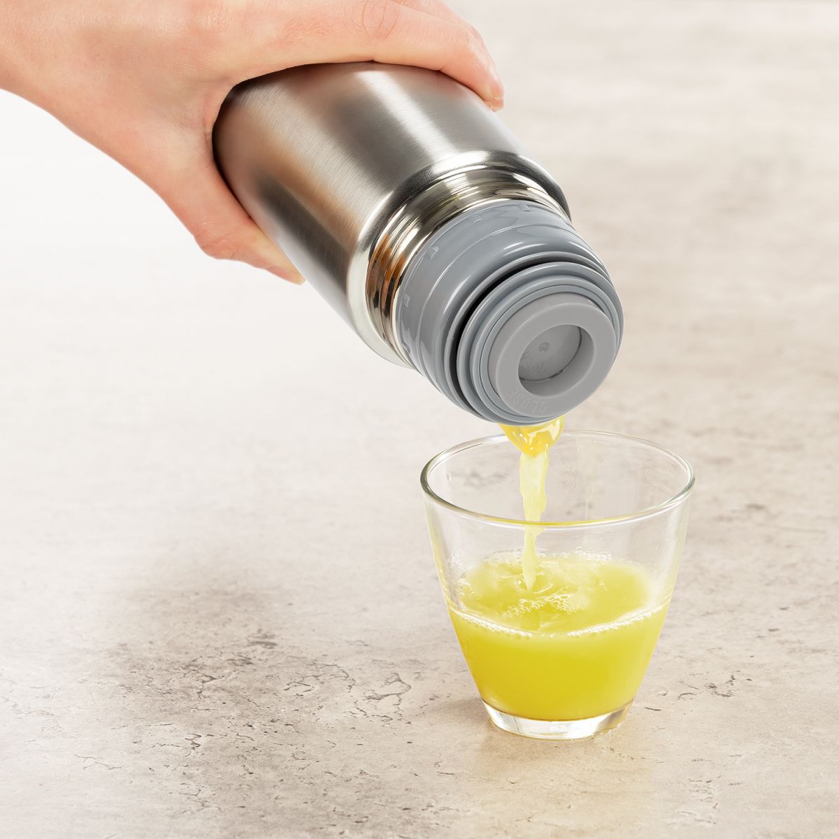 Flüssigkeit wird aus Produkt gegossen.