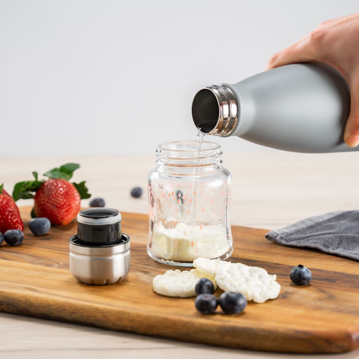 Flüssigkeit wird aus Produkt gegossen.