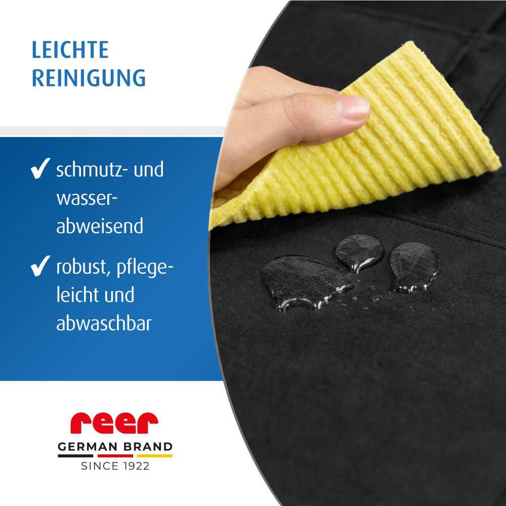 Person reinigt Schutzunterlage mit Lappen.