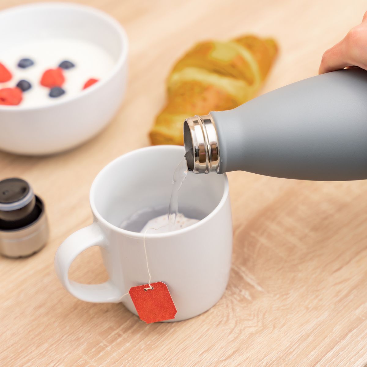 Flüssigkeit wird aus Produkt gegossen.