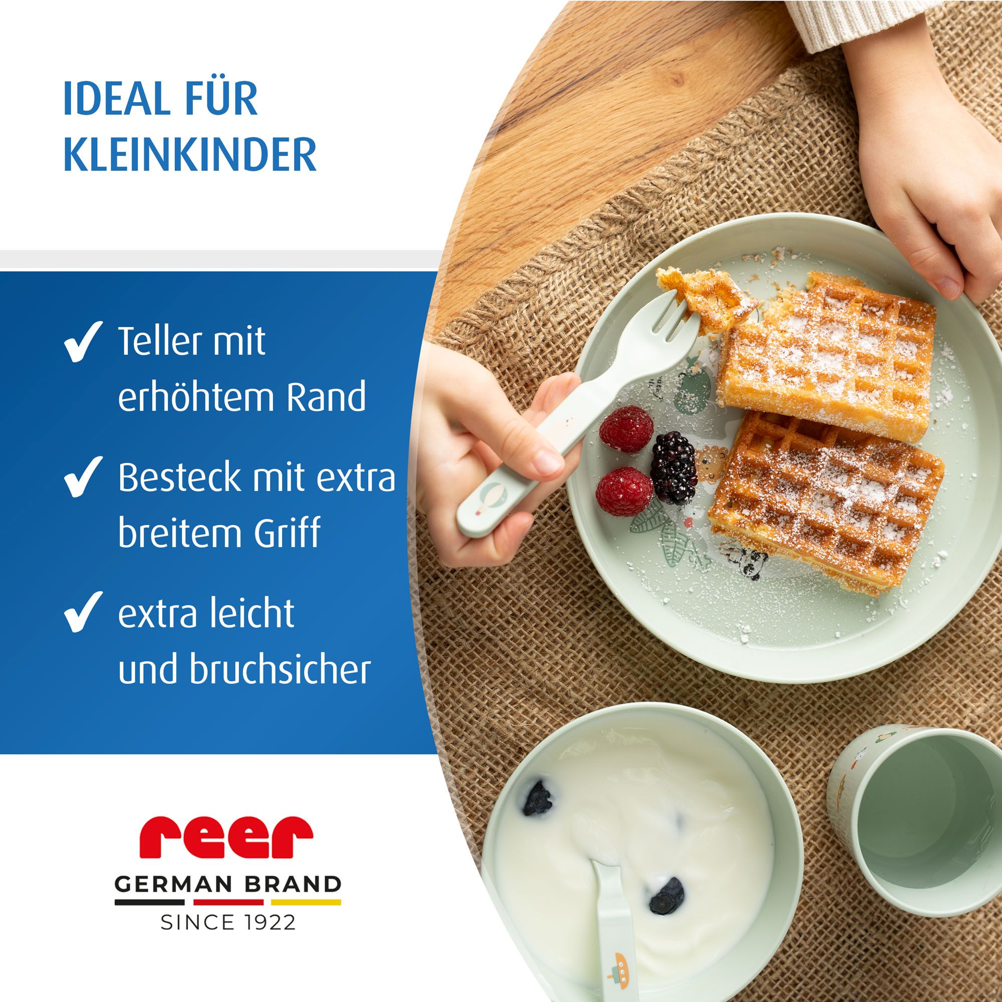 Kind beim Waffelessen mit Geschirr