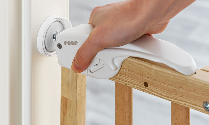 Child-safe gate lock 