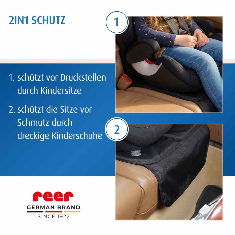 Ein Mädchen sitzt im Kindersitz, darunter die Schutzunterlage.