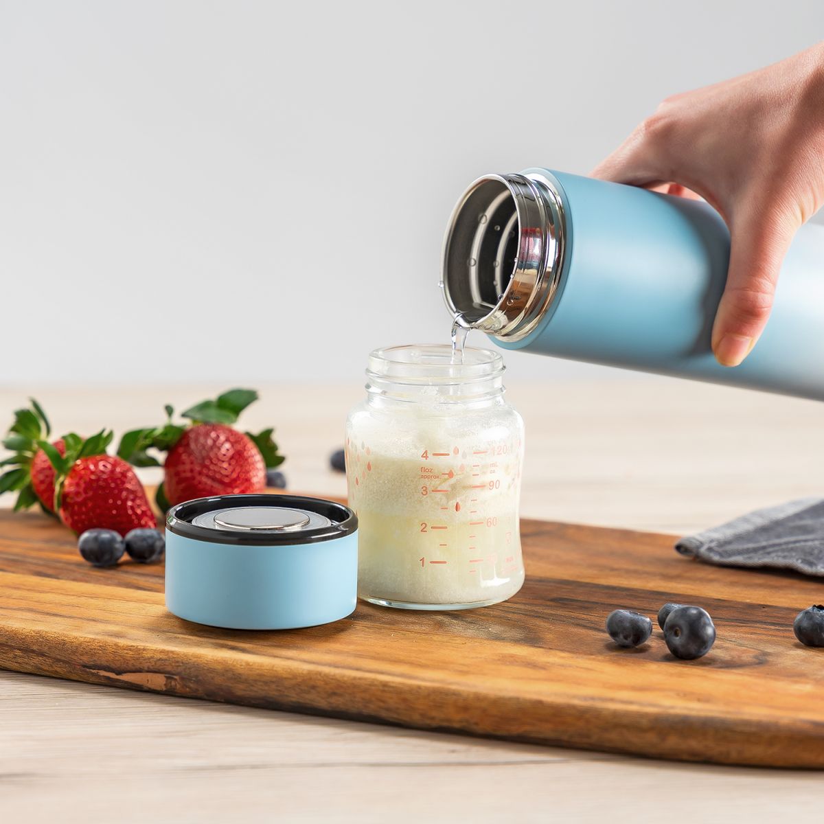 Flüssigkeit wird aus Produkt gegossen.