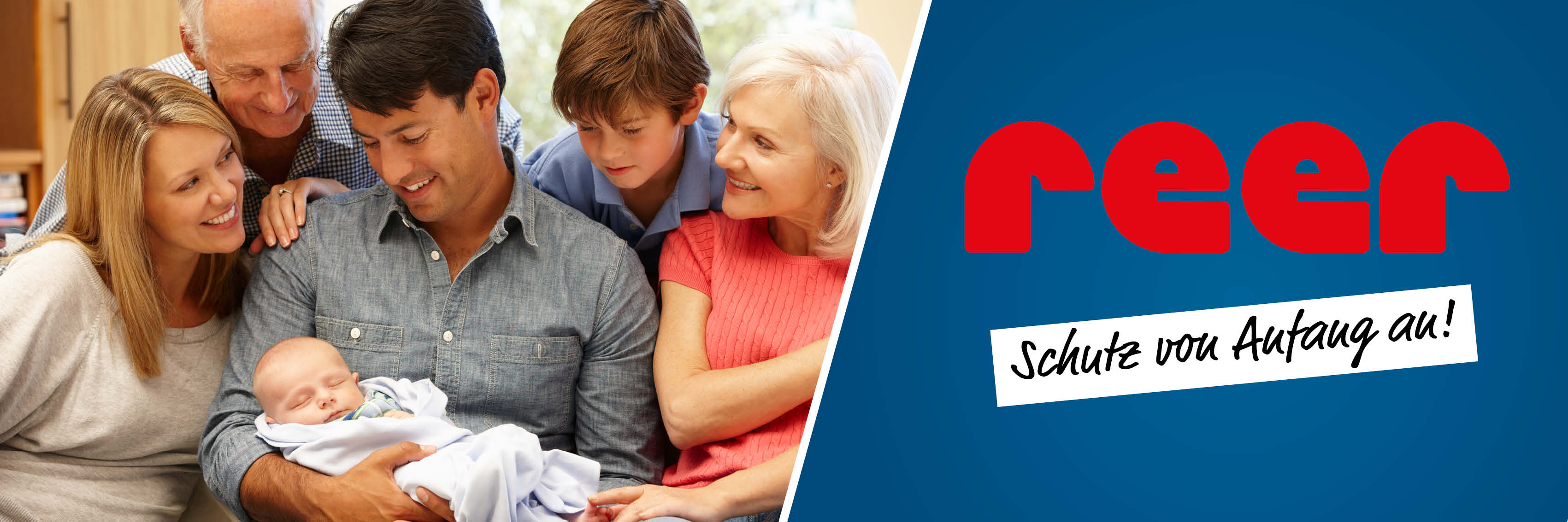 Zwei Generationen einer Familie beobachten gemeinsam ihr Kind.