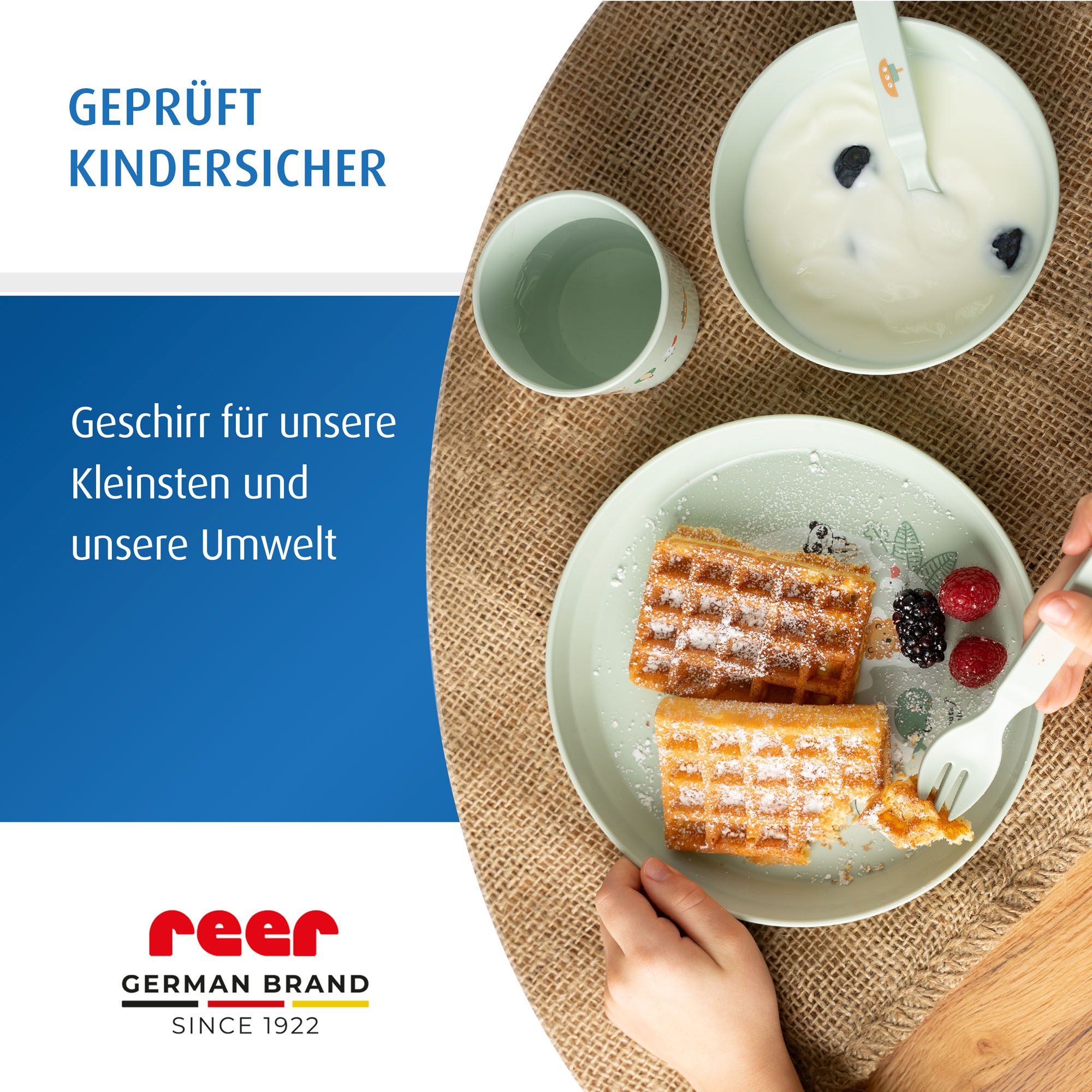 Geschirr mit Waffeln und Beeren