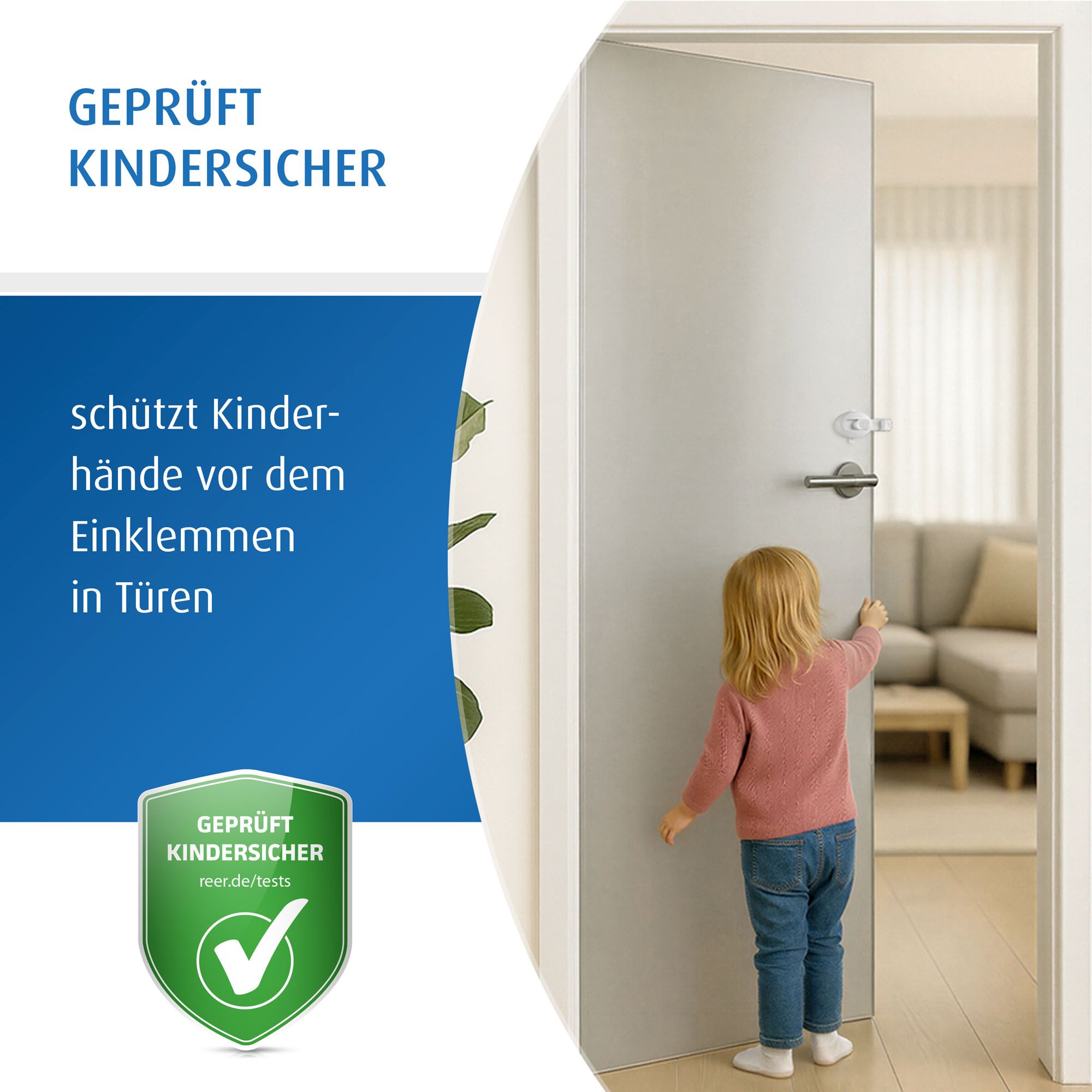 Kleines Mädchen schließt eine geschützte Tür.