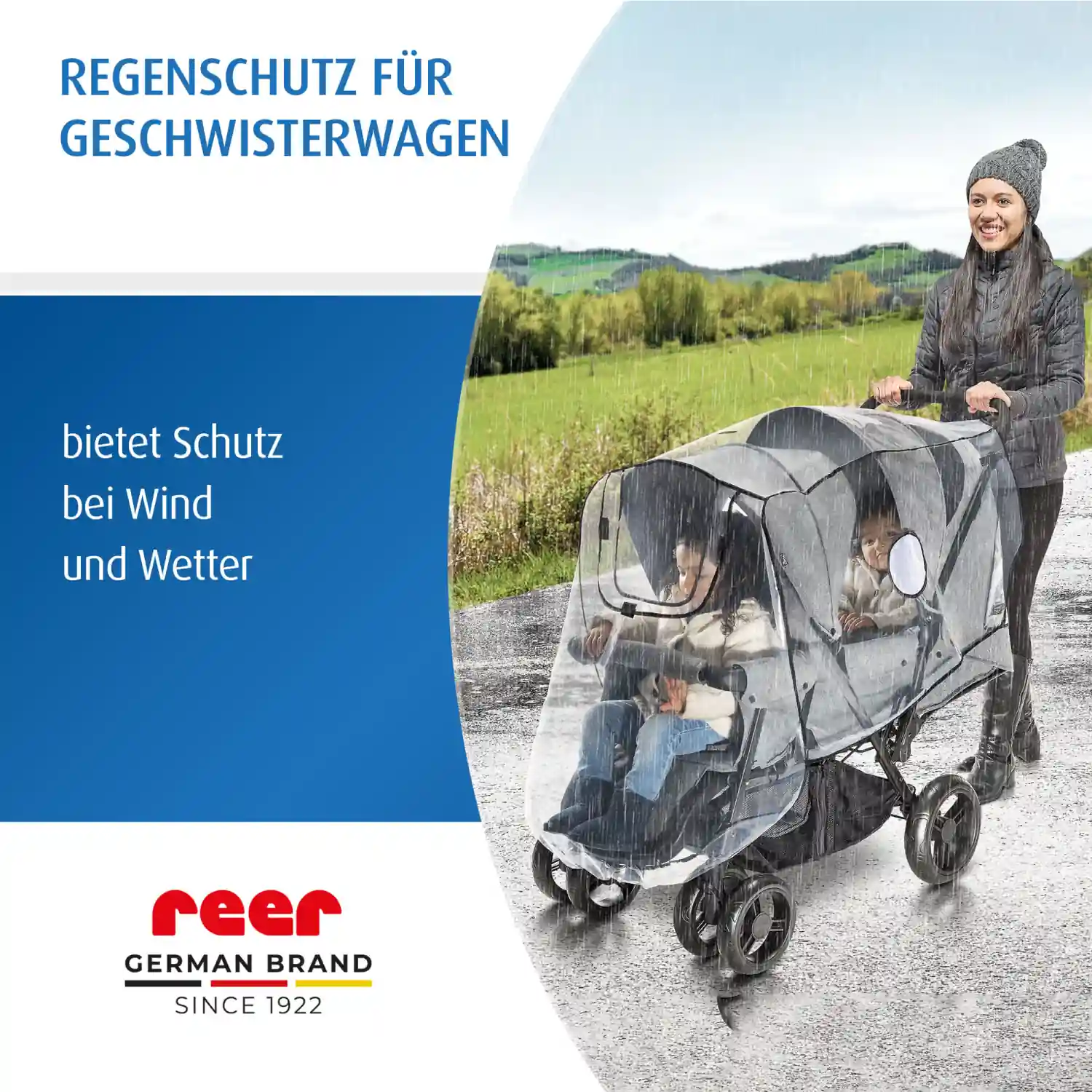Mama mit Geschwisterwagen mit Regenschutz