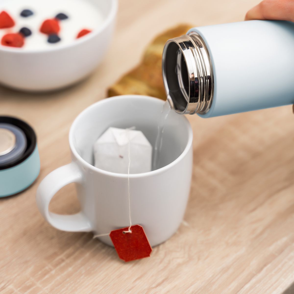 Flüssigkeit wird aus Produkt gegossen.