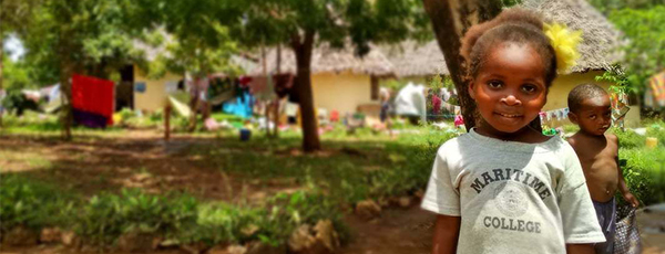 Zwei Kinder im Africachild Village