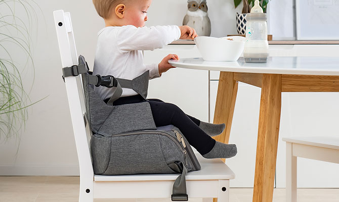 Sicheres, erhöhtes Sitzen für Dein Kind – auch unterwegs