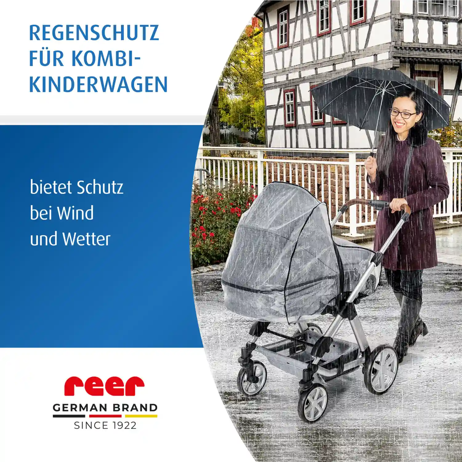 Mama mit geschütztem Kinderwagen und Regenschirm im Regen