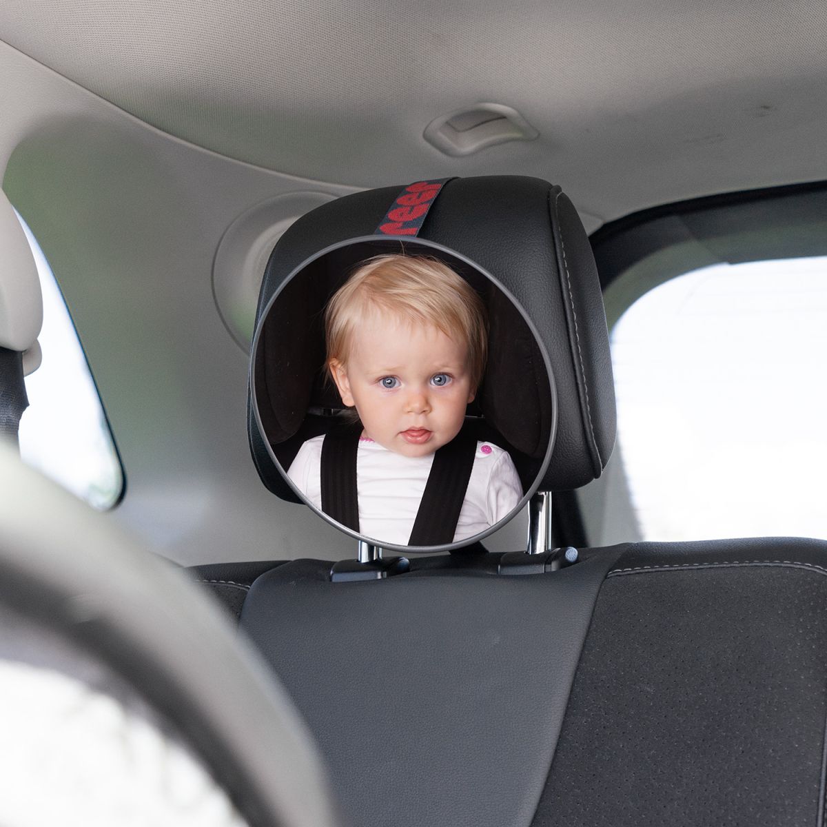 So gefährlich sind Babyspiegel im Auto