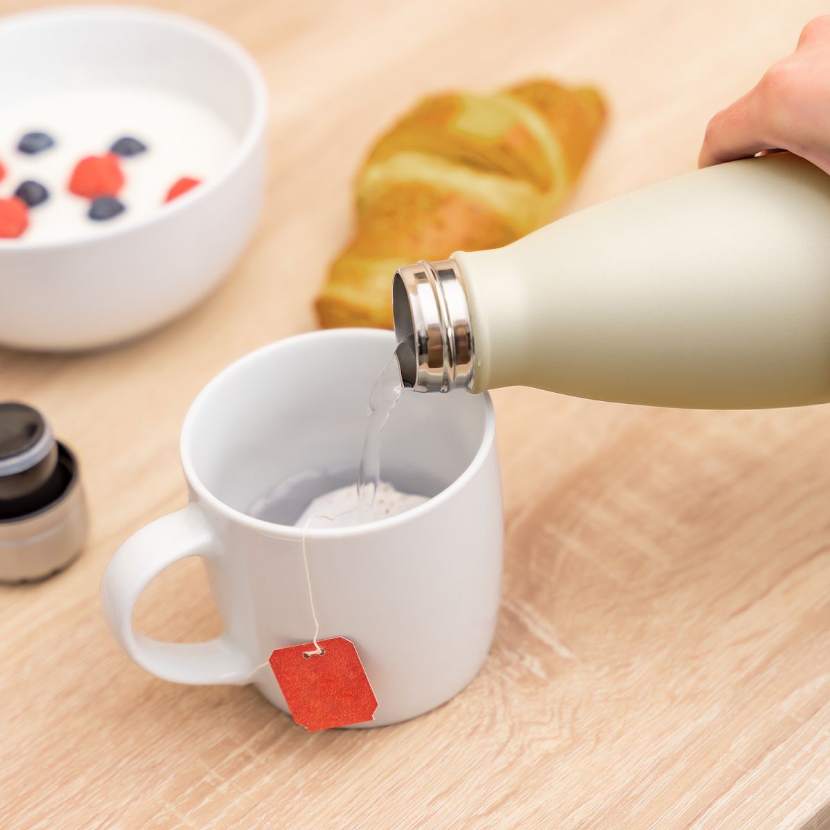 Flüssigkeit wird aus Produkt gegossen.