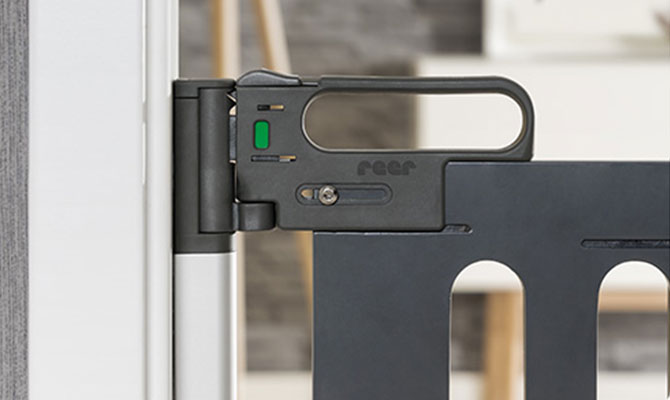 Childproof safety gate locking system