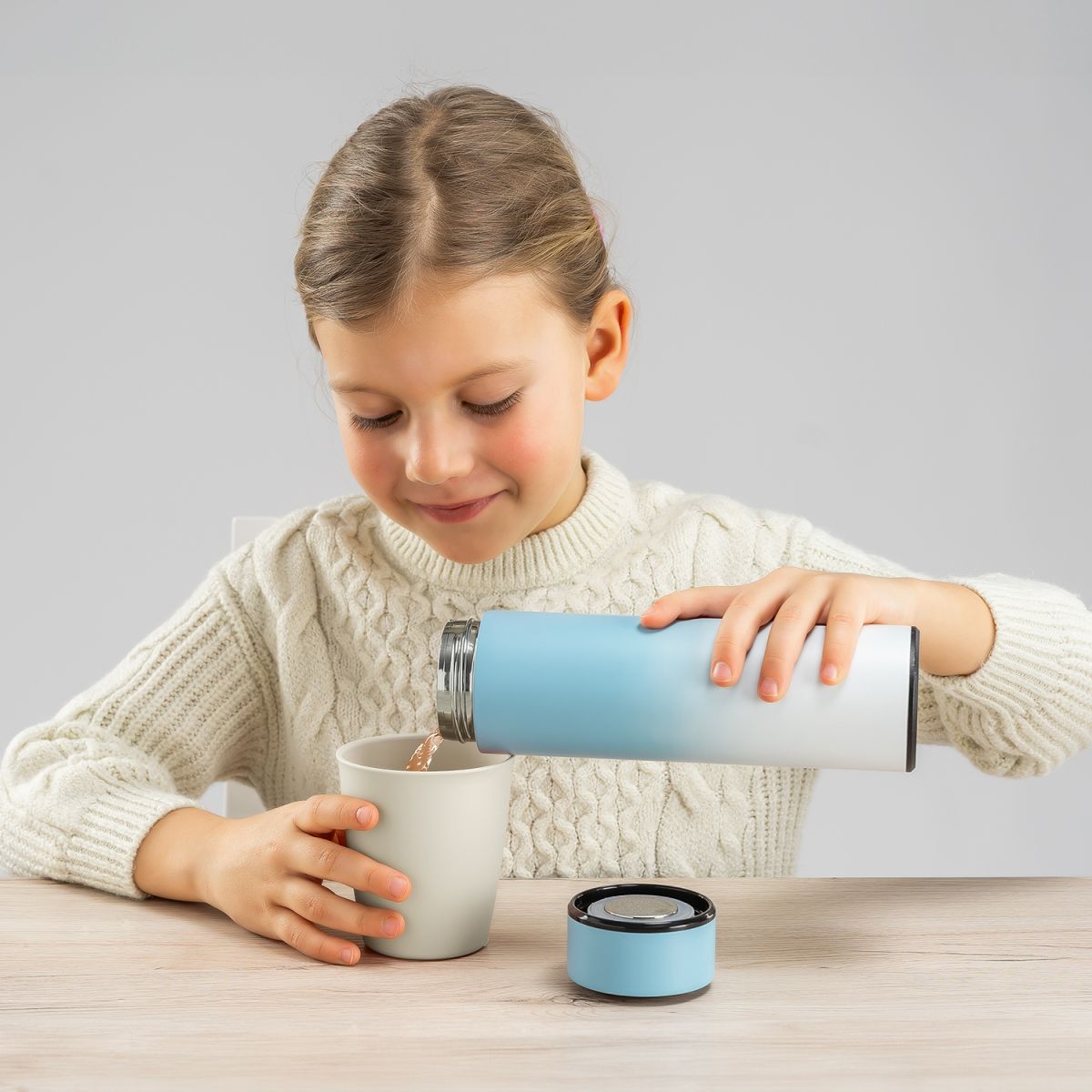 Flüssigkeit wird aus Produkt gegossen.