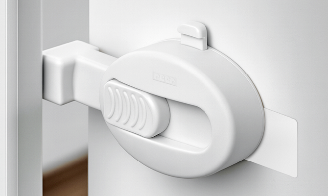 Protection against painful finger pinching in the door area